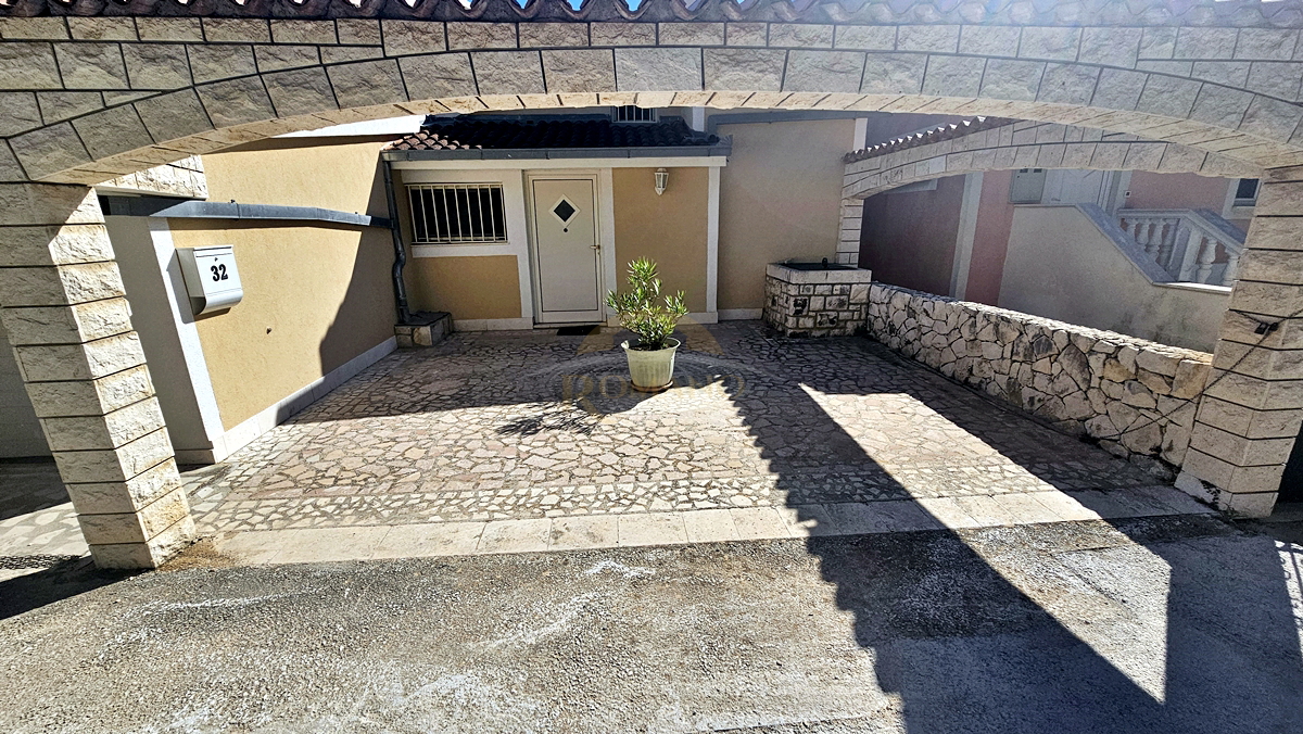 Bellissima casa dalmata a Sevid in ottima posizione con piscina e vista